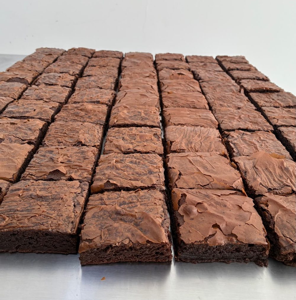 Brownies tradicionais recém-cortados na fábrica