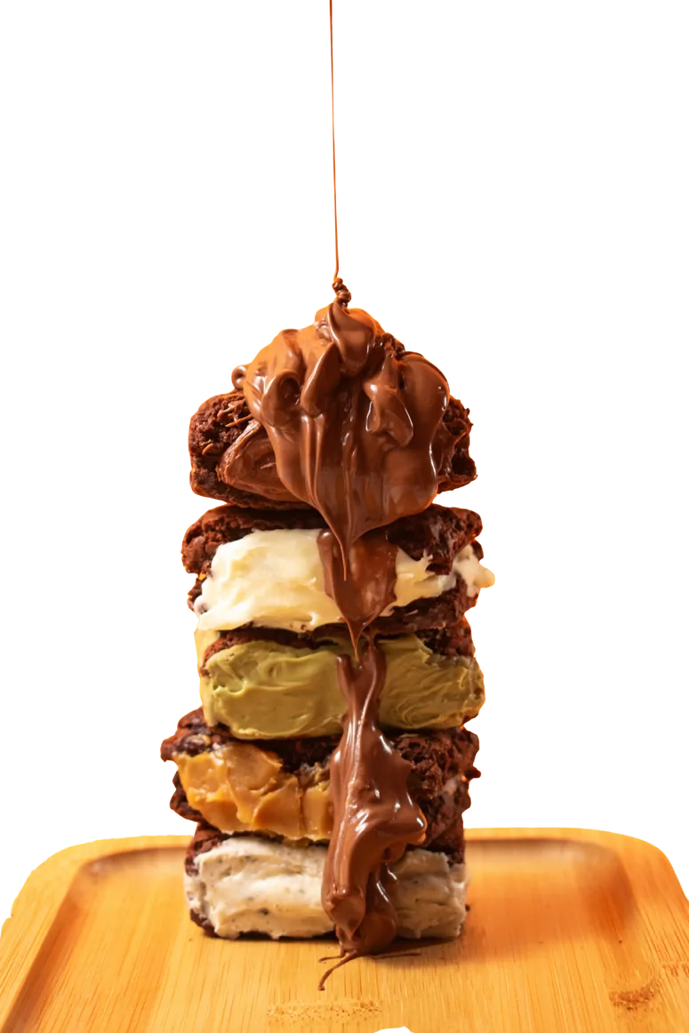 Torre de brownies recheados com Nutella escorrendo por cima