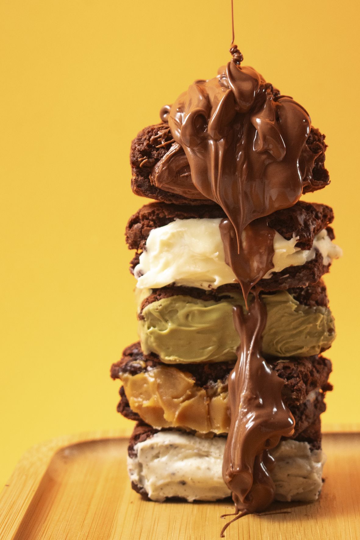 Pilha de brownies recheados com Nutella escorrendo
